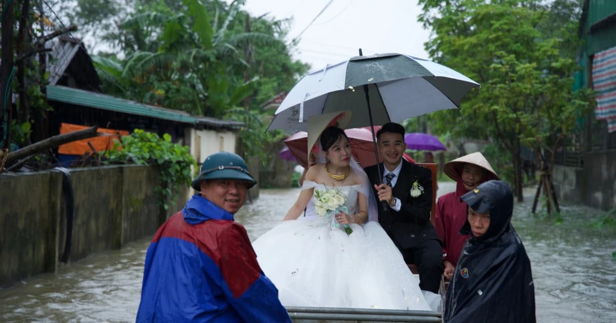 Lễ rước dâu bằng xe kéo trong mùa mưa bão ở Hà Tĩnh