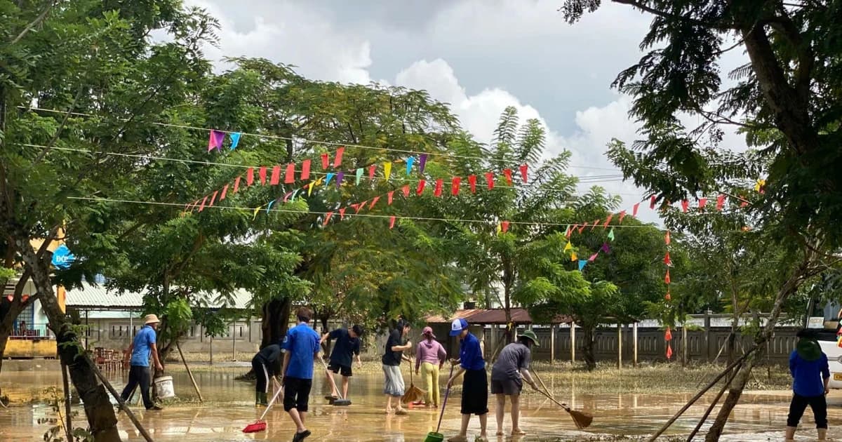 Sinh viên Đà Nẵng ra quân dọn vệ sinh, khắc phục hậu quả thiên tai
