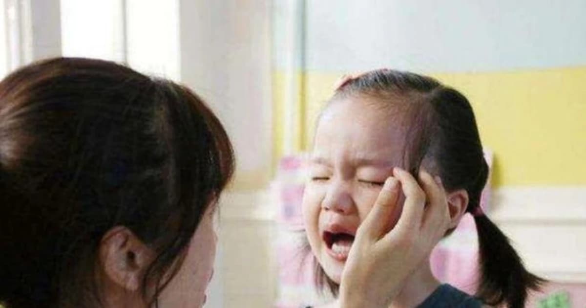 Phản ứng khôn ngoan của cha mẹ khi con khóc lóc ăn vạ