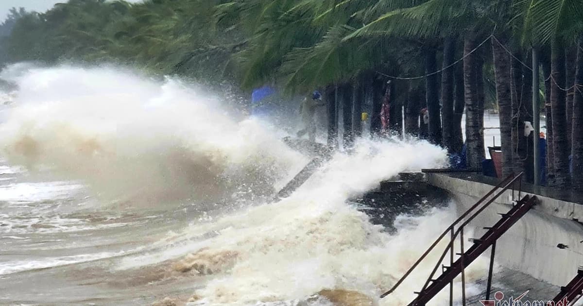 Bão Kalmaegi tiếp tục mạnh lên, di chuyển nhanh vào Biển Đông