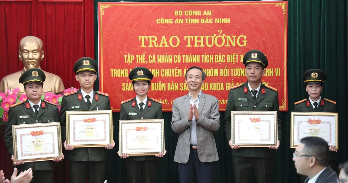 NXBGDVN khen thưởng lực lượng đánh sập sách giáo khoa giả, ngăn chặn ‘độc hại tri thức’