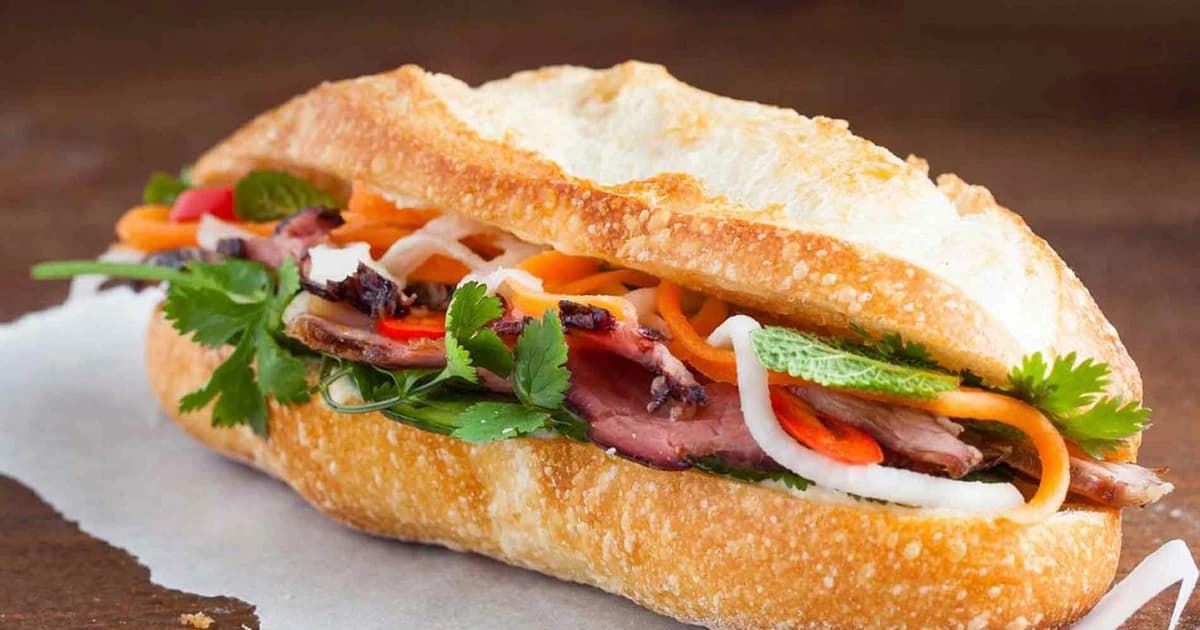 Nghi ngộ độc bánh mì ở TPHCM, 40 người nhập viện cấp cứu