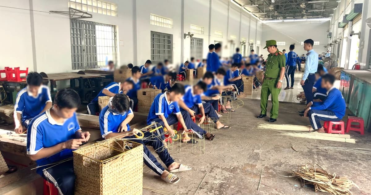 Thắp ánh sáng tri thức cho người lầm lỡ