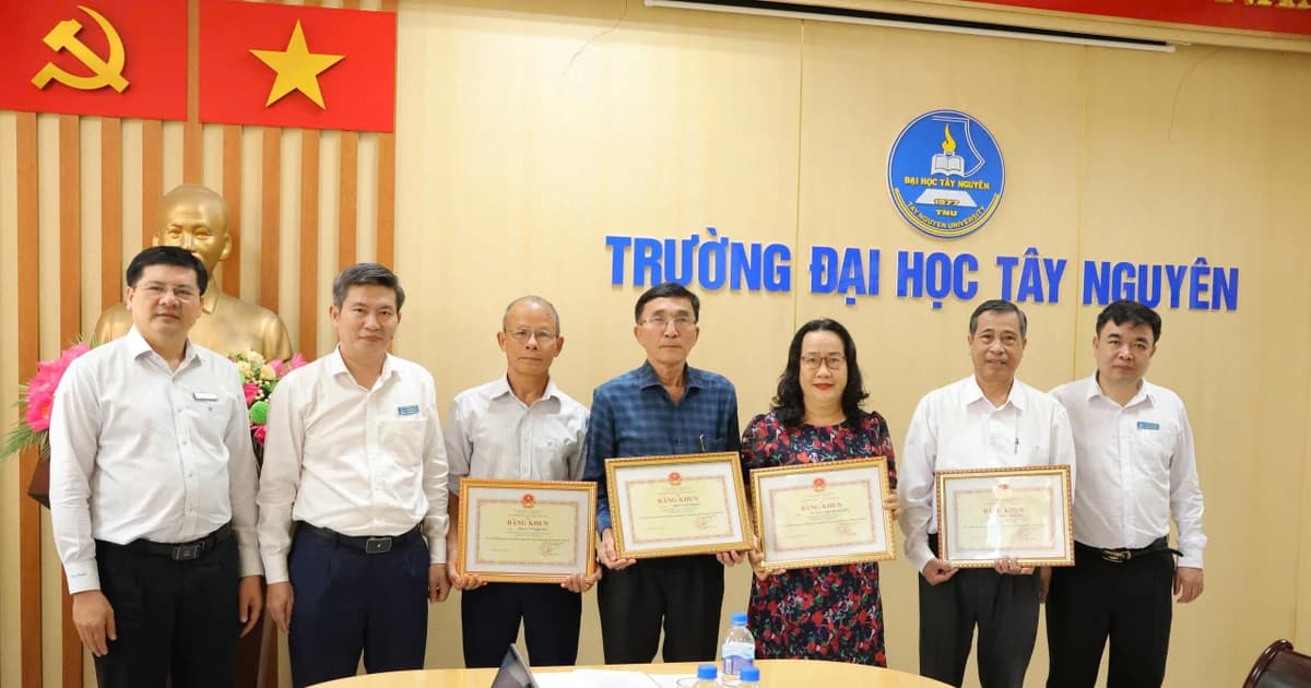 Bộ GD&ĐT tặng Bằng khen cho 9 cán bộ, giảng viên Trường Đại học Tây Nguyên