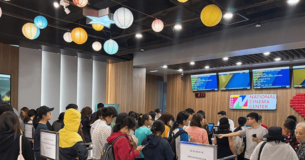 Người dân xếp hàng nhận vé xem 'Mưa đỏ'