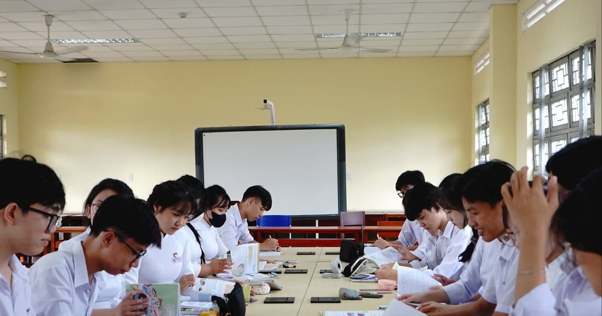 Sách riêng cho học sinh giỏi là 'thiếu thực tế, chưa hiểu đúng về bản chất của giáo dục năng khiếu và vai trò của SGK'