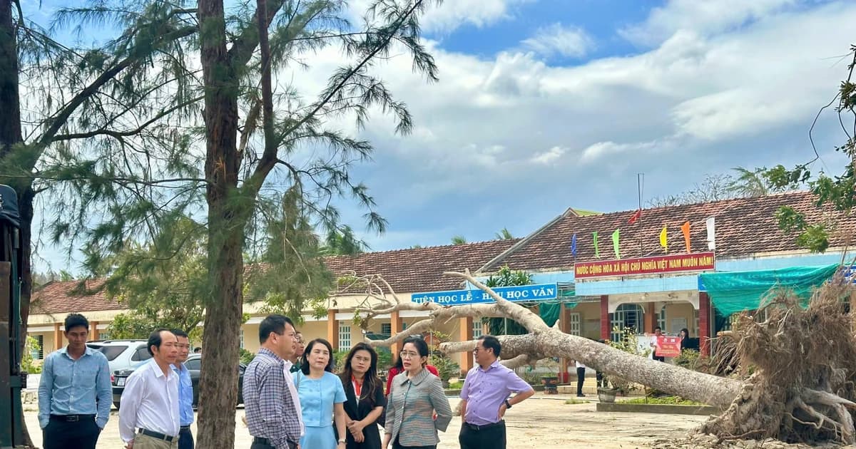 Sở GD&ĐT Đắk Lắk thăm hỏi, động viên thầy cô vùng lũ dịp 20/11