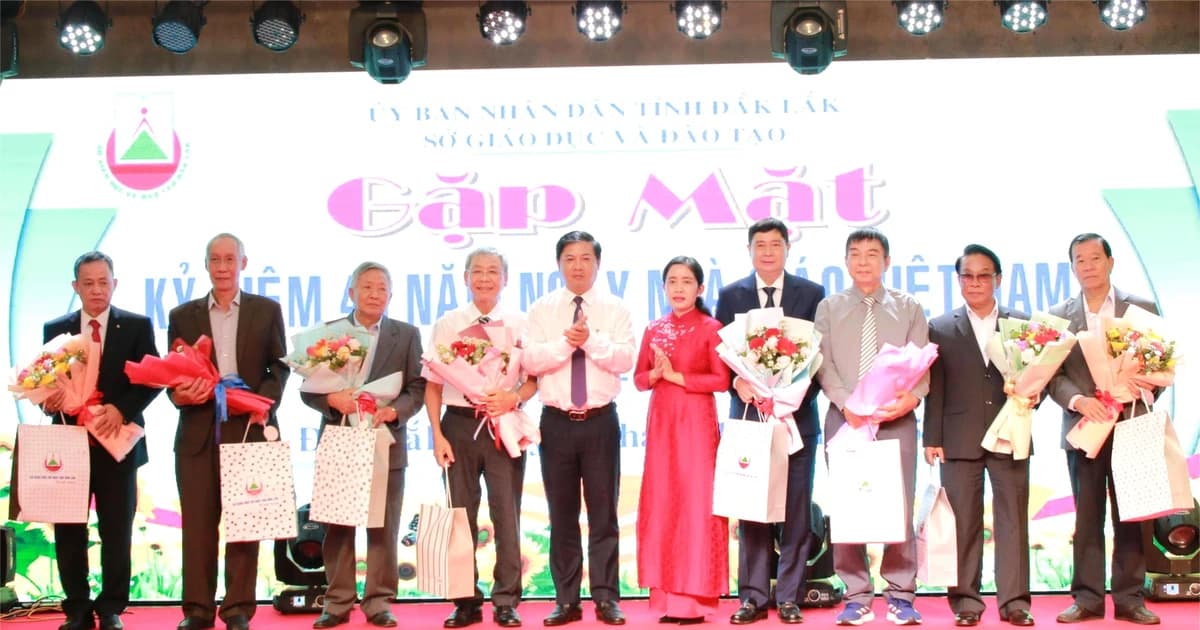 Bí thư Tỉnh ủy Đắk Lắk dự gặp mặt kỷ niệm 43 năm ngày Nhà giáo Việt Nam