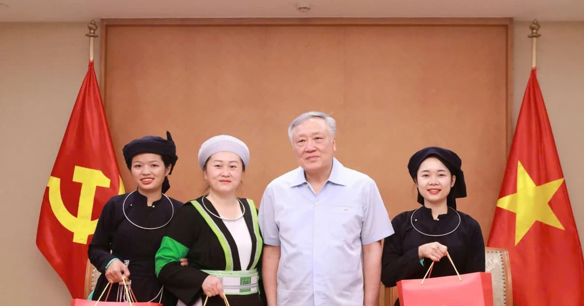 Phó Thủ tướng Thường trực Nguyễn Hòa Bình gặp gỡ các nhà giáo tiêu biểu