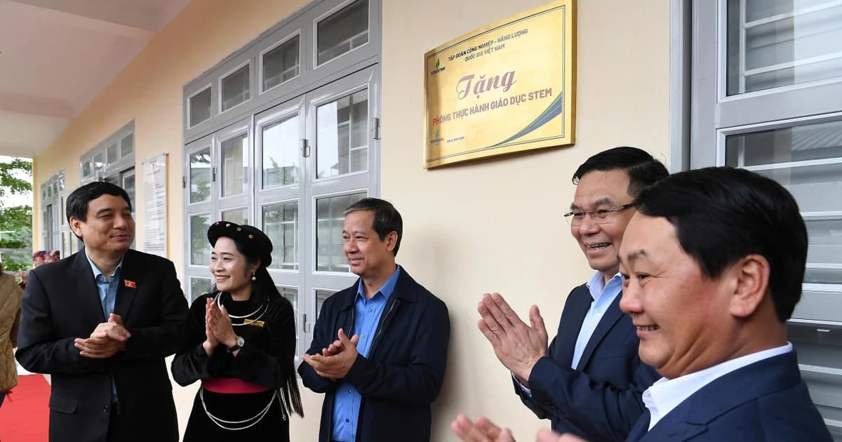 Bộ trưởng Bộ GD&ĐT dự lễ khánh thành phòng học STEM tại Tuyên Quang