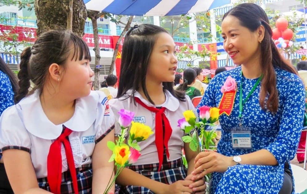 Tri ân ngày 20/11: Hãy từ cảm xúc chân thành