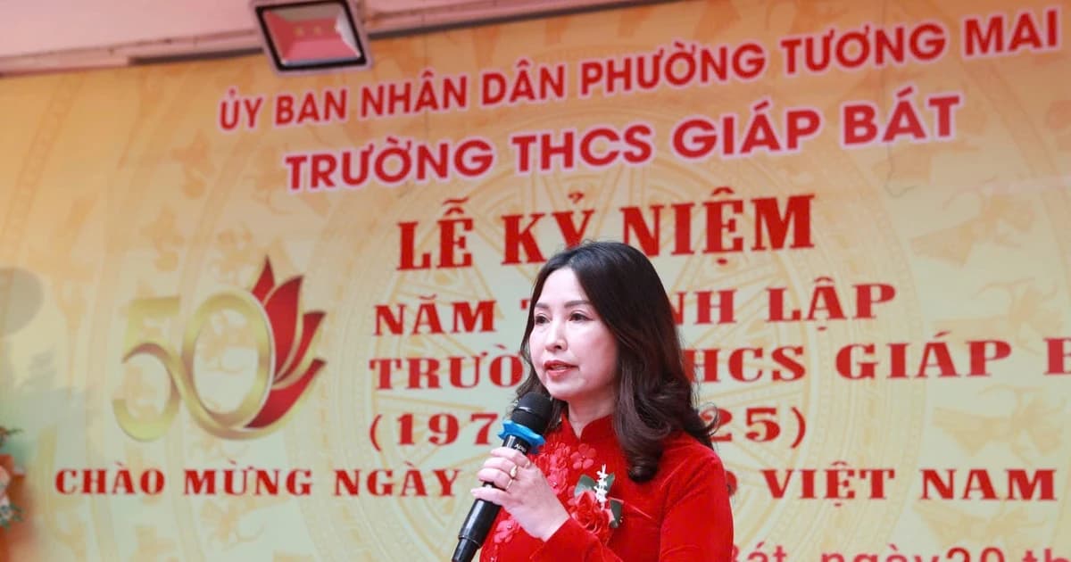 Cô Hiệu trưởng khuyên học sinh sống có trách nhiệm và biết yêu thương