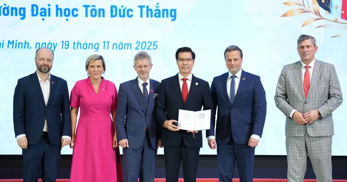 Hai nhà giáo Trường ĐH Tôn Đức Thắng nhận kỷ niệm chương của Thượng viện CH Séc