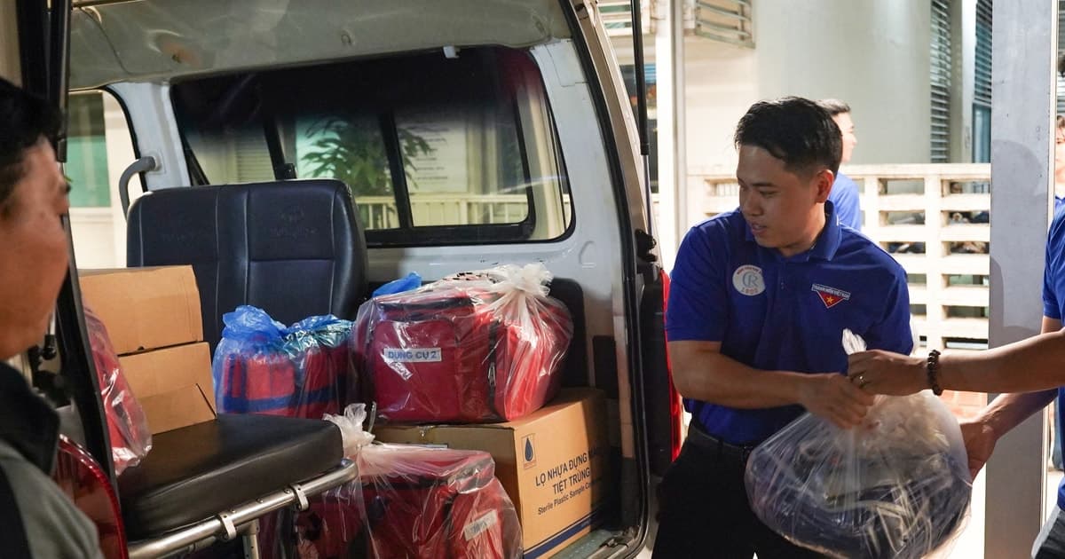 Gần 100 y bác sĩ TP HCM lên đường chi viện Đắk Lắk, mang theo 2.500 túi thuốc cứu trợ người dân vùng lũ