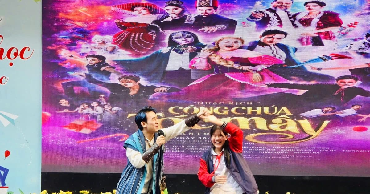 Học sinh hào hứng tham gia 'nhạc kịch tương tác' tại sân trường