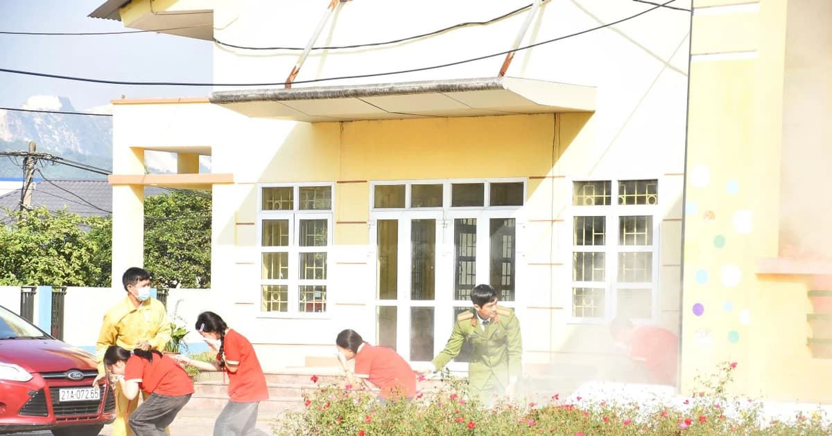 Hơn 1.800 giáo viên và học sinh tham gia tập huấn kỹ năng phòng cháy chữa cháy