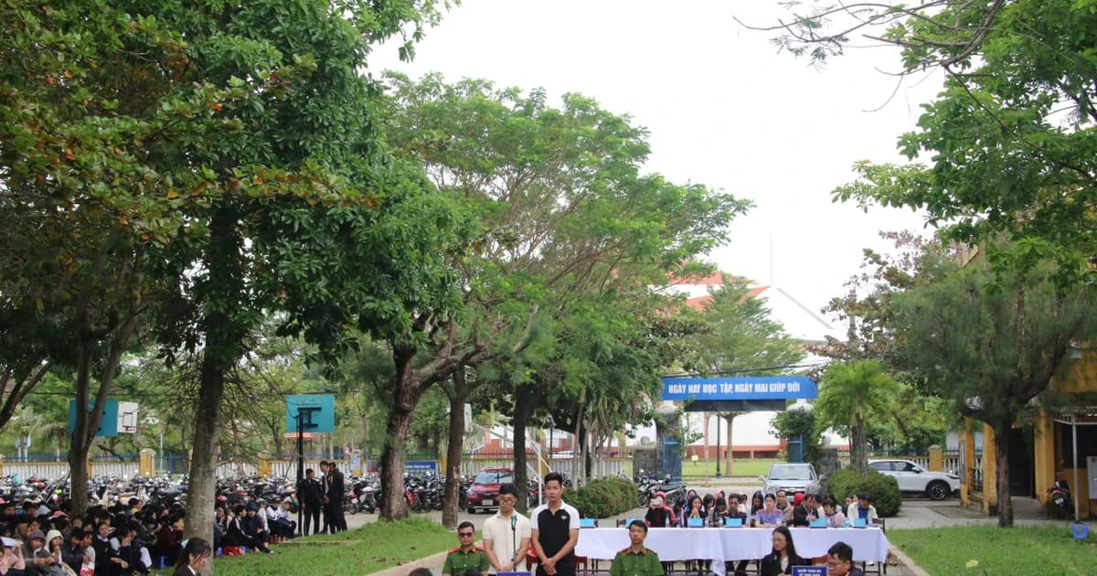 Phiên tòa giả định biến sân trường thành lớp học pháp luật