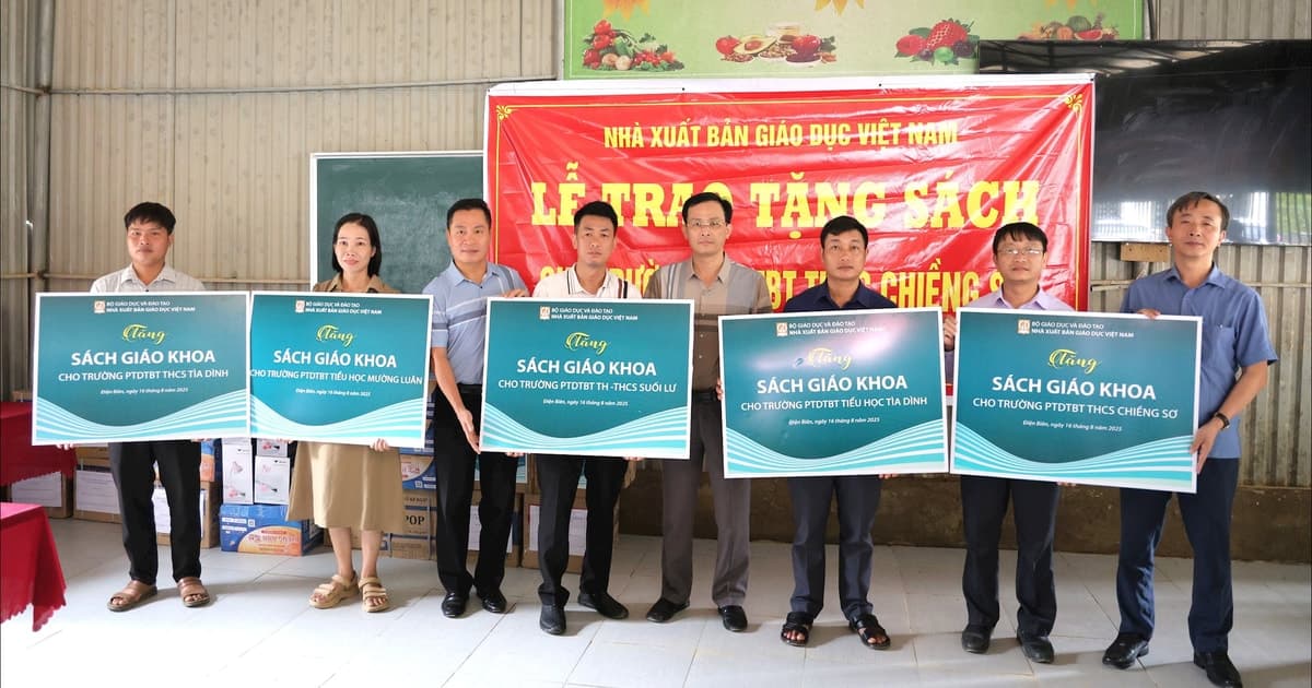 NXB Giáo dục Việt Nam: Trao tặng hơn 117.000 bản sách giáo khoa cho học sinh vùng lũ