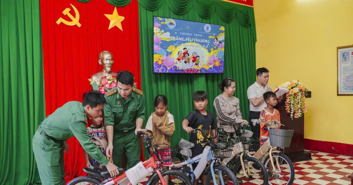 Thắp sáng con chữ cho trẻ em nghèo ở biên giới