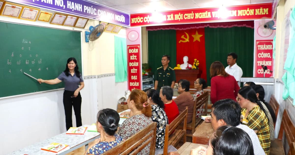 Xóa mù chữ cho người dân vùng cửa biển Cà Mau