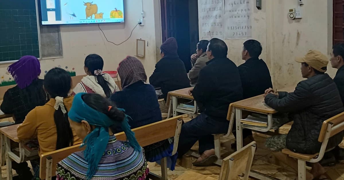 Vợ chồng cùng dắt tay nhau đi học xóa mù chữ ở Sín Chéng