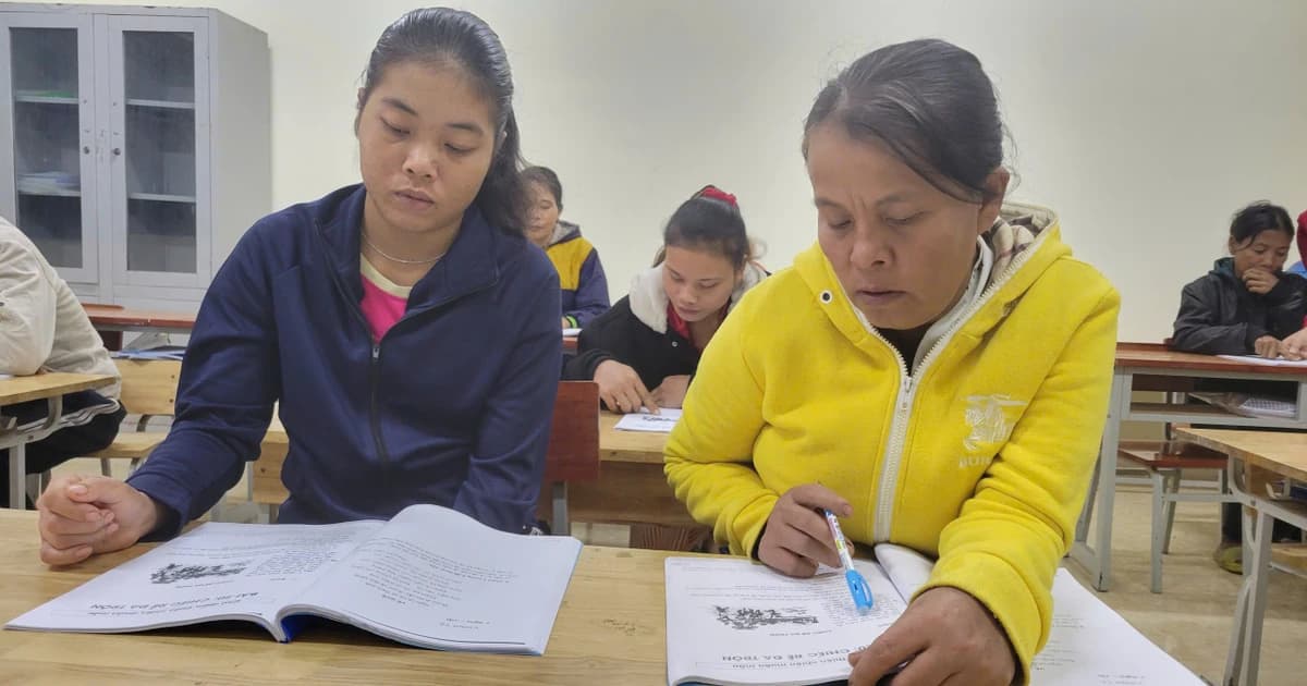 Ánh đèn lớp học ban đêm soi đường cho đồng bào Rục thoát mù chữ