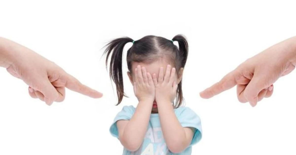 Khi trẻ mắc lỗi, phản ứng này của cha mẹ rất quan trọng