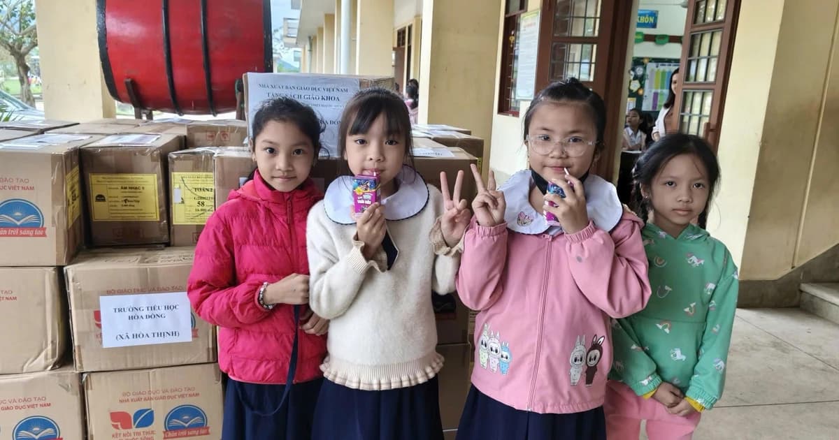 Sách giáo khoa đã đến tay học sinh xã vùng lũ Hòa Thịnh, Đắk Lắk