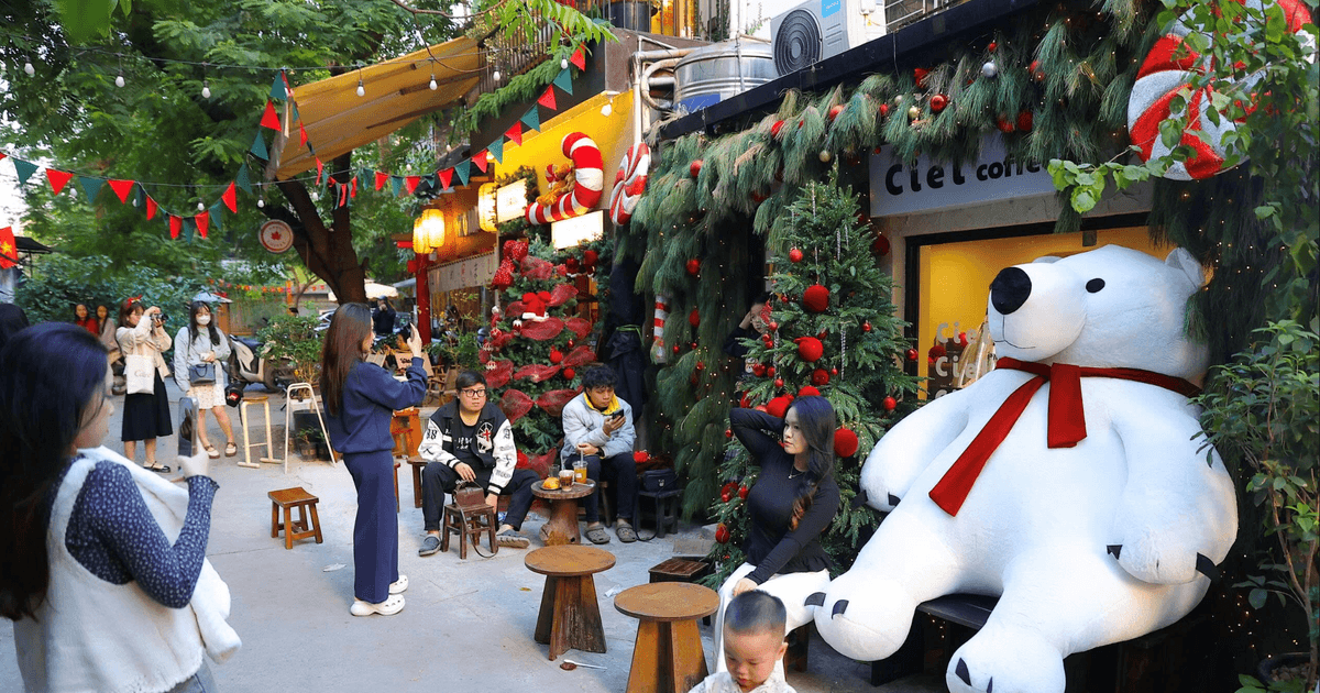 Hà Nội: Giới trẻ ‘đổ xô’ về con ngõ nhỏ, dài 100m chụp hình mùa Giáng sinh