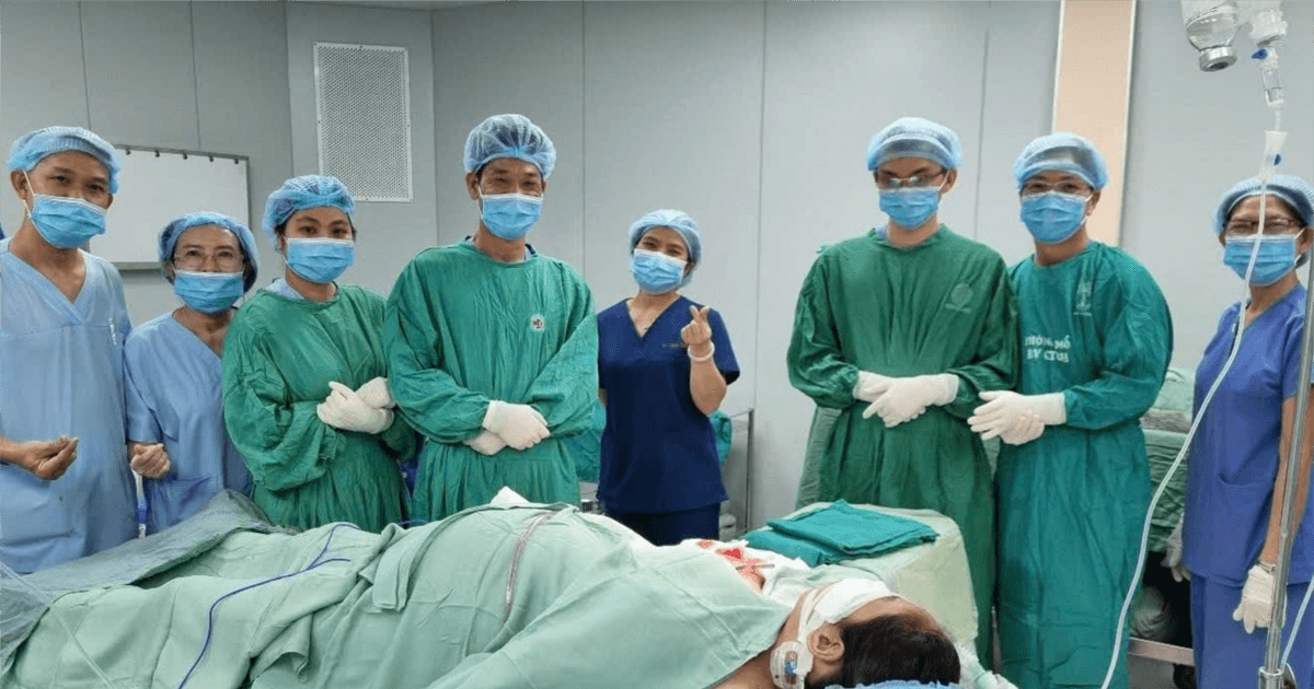 Nối lại bàn tay được ‘nuôi’ ở cẳng chân thai phụ mang song thai suốt hai tháng