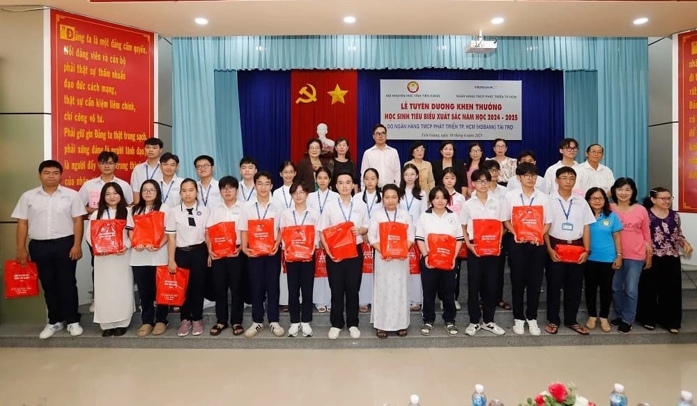 Đẩy mạnh công tác xóa mù chữ, xây dựng xã hội học tập trong kỷ nguyên số