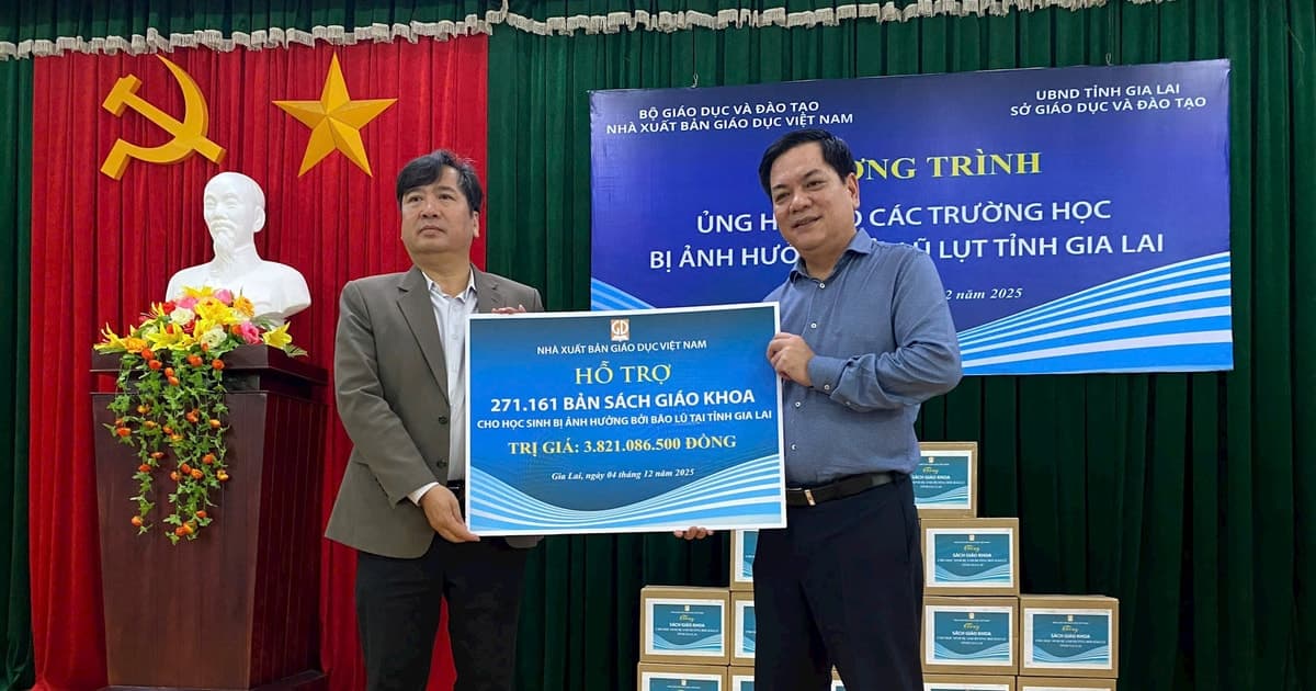 NXBGDVN trao gần 280 nghìn bản sách giáo khoa hỗ trợ học sinh vùng lũ Gia Lai