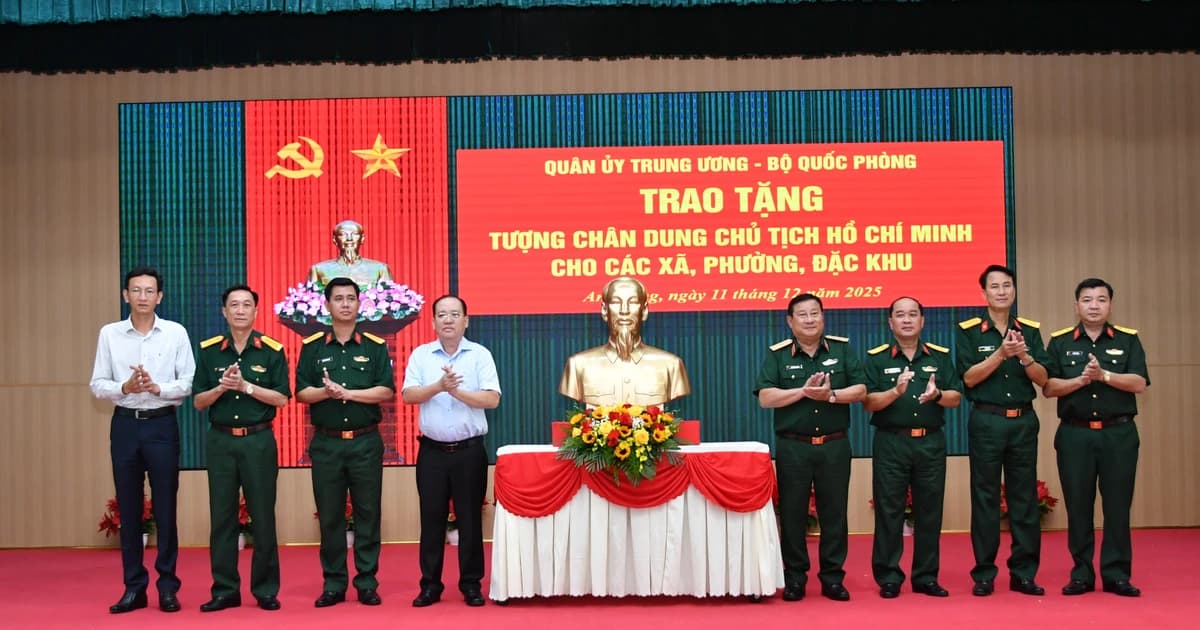 Trao tặng tượng chân dung Chủ tịch Hồ Chí Minh cho các xã, phường ở An Giang
