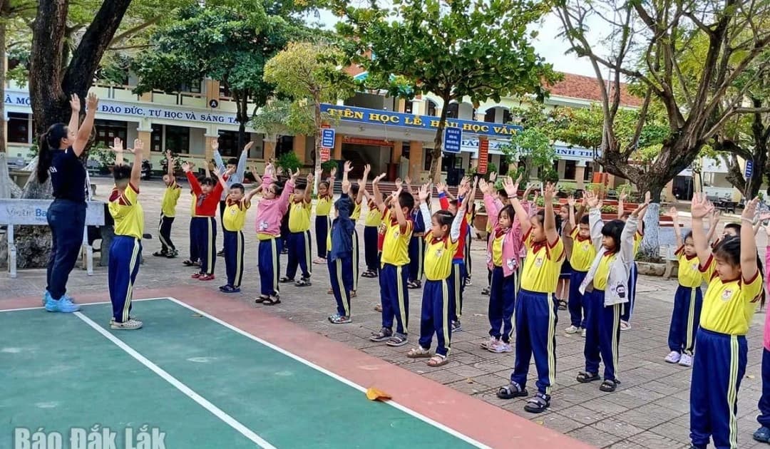 Café ngày mới: Đường đến trường sau lũ