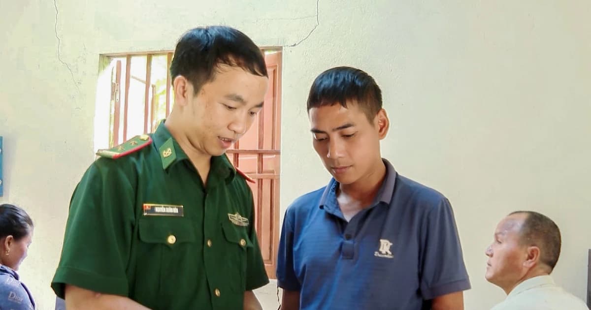 Lớp học 'xóa mù công nghệ' của thầy giáo mang quân hàm xanh