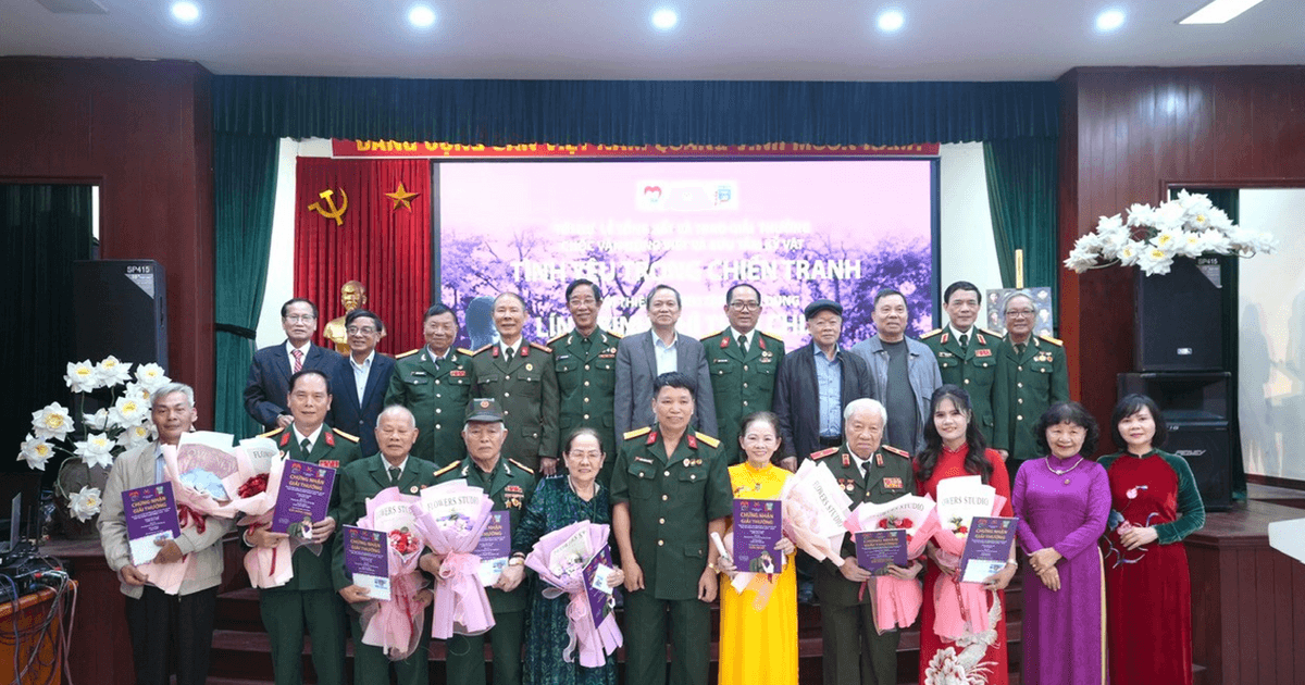 Trao thưởng Cuộc vận động Viết và Sưu tầm kỷ vật 'Tình yêu trong chiến tranh'