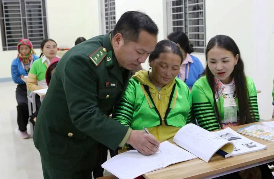 Từ theo mẹ học chữ trong đêm đến người lính biên phòng đứng lớp