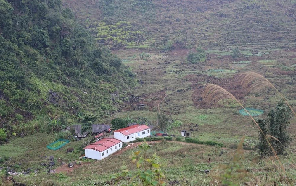 Những bước chân 'bám đá' dạy chữ giữa mây ngàn Cán Tỷ