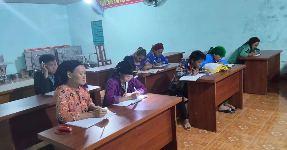 Thầy giáo người Dao luôn tận tâm với lớp dạy xóa mù chữ