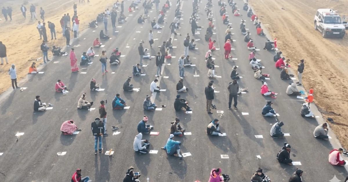 Ấn Độ tổ chức thi ở... sân bay