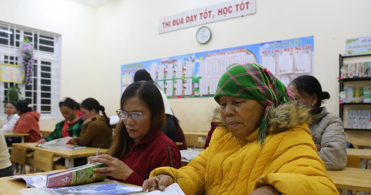 Những phụ nữ Pa Kô miệt mài theo đuổi con chữ