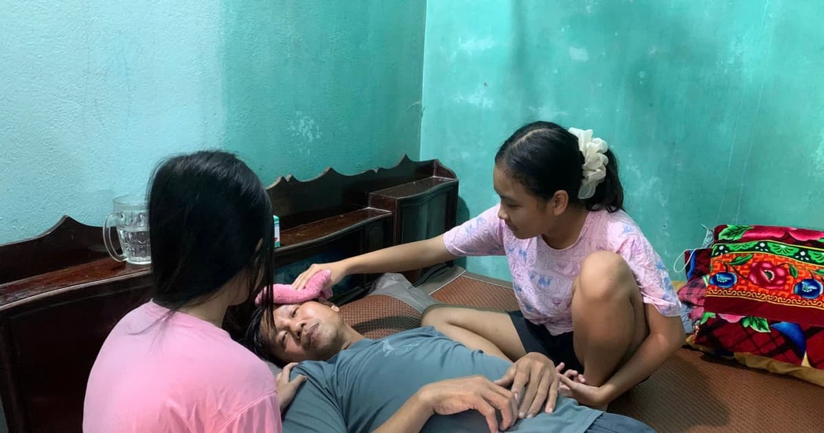 Bố nằm chờ chết, hai đứa trẻ thơ nơm nớp lo mất chỗ dựa cuối cùng