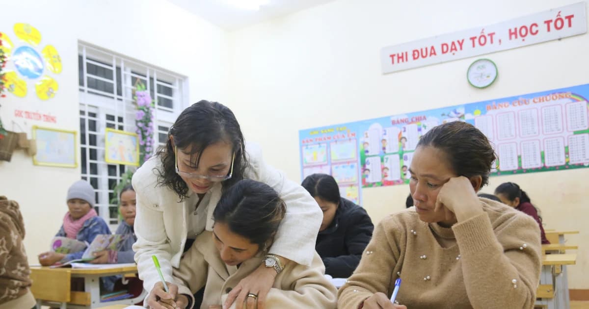 Dạy xóa mù chữ ở vùng cao Quảng Trị: Nữ nhà giáo góp sức đẩy lùi ‘giặc dốt’