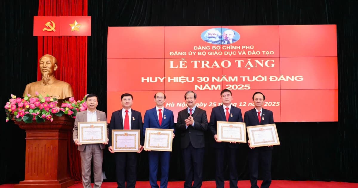 Trao Huy hiệu 30 năm tuổi Đảng cho 8 đảng viên thuộc Đảng bộ Bộ GD&ĐT