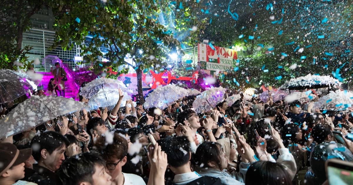 Trường ĐH Thăng Long phun tuyết, bắn pháo hoa đón nghìn người dự đêm Giáng sinh