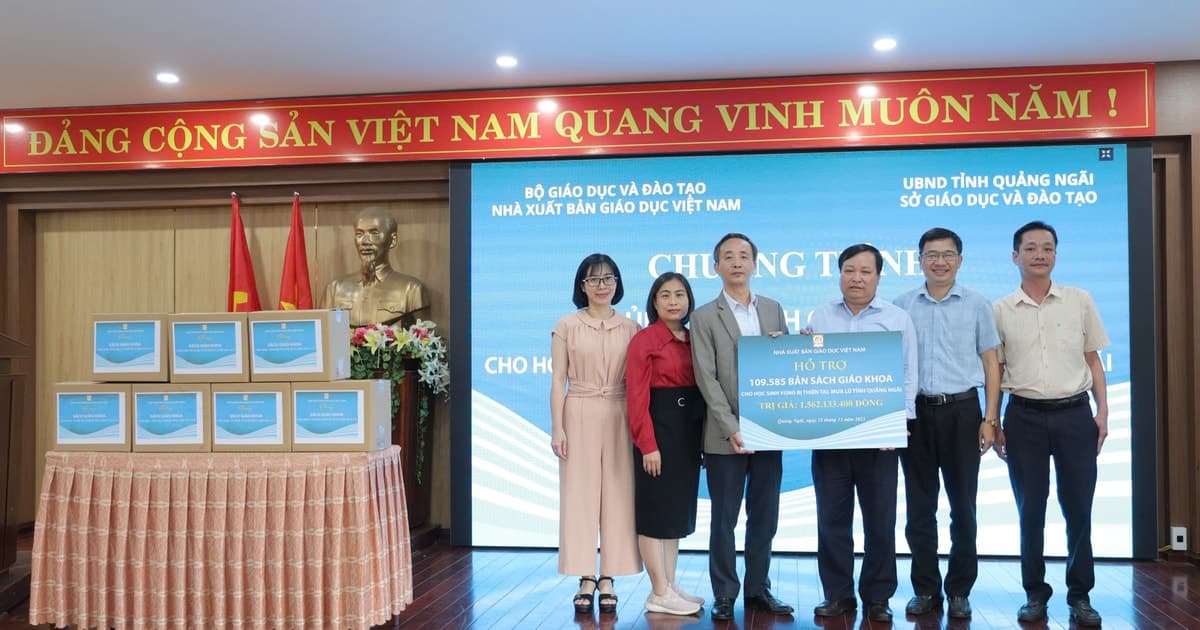 Gần 110.000 bản sách giáo khoa tiếp sức học sinh vùng lũ Quảng Ngãi