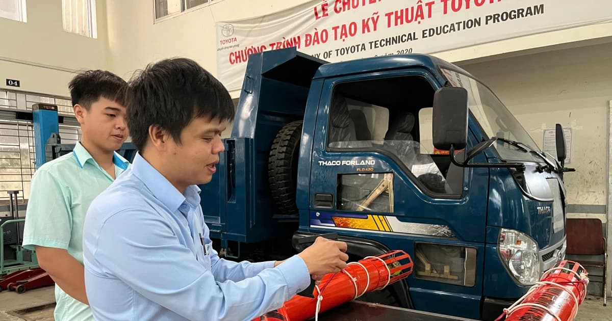 Phao cứu sinh điều khiển từ xa, sẵn sàng cứu người giữa dòng lũ dữ