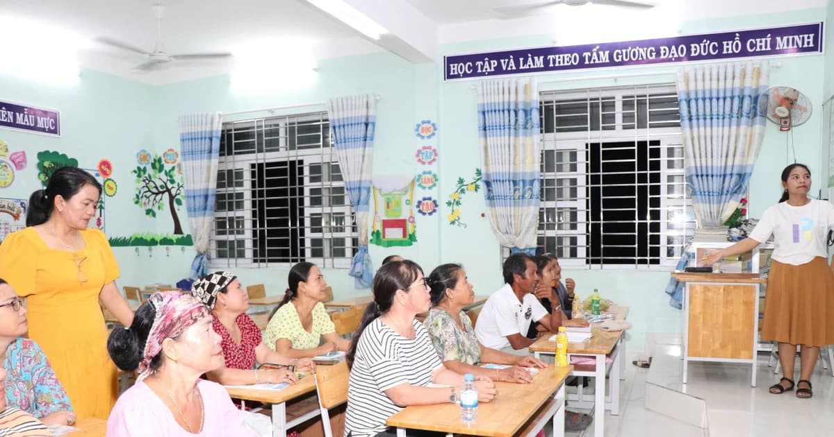 Đằng sau lớp học xóa mù chữ ở làng Chăm