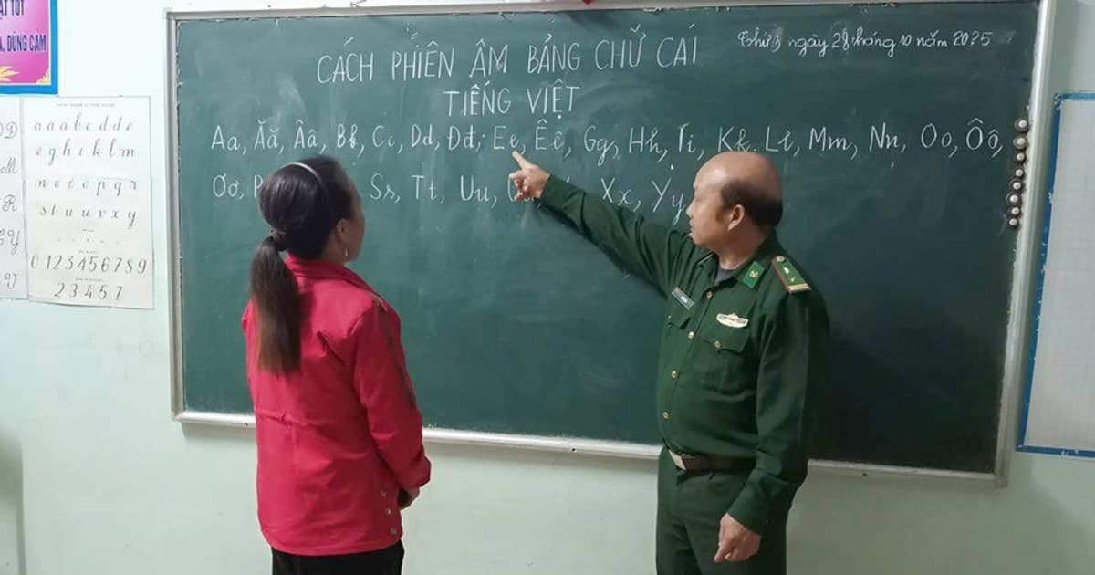 Lớp học của thầy giáo mang quân hàm xanh nơi biên giới