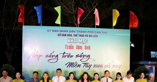 Hơn 100 hình ảnh tái hiện nhịp sống trên sông nước miền Tây xưa và nay